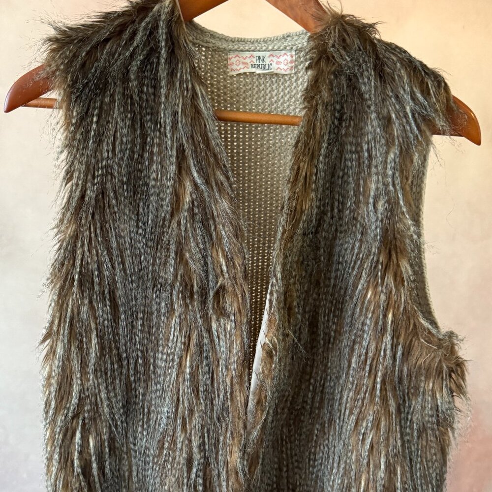 Crimped fur sweater vest